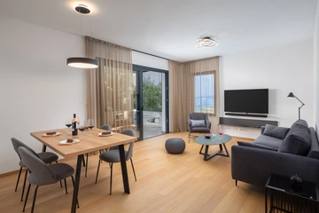 Podstrana Beachfront Apartment for 4 Guests