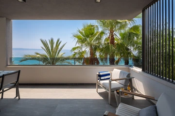 Podstrana Beachfront Apartment for 4 Guests