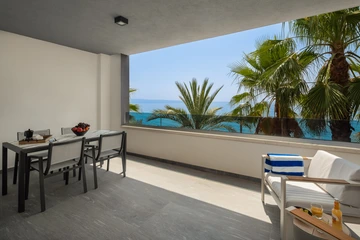 Podstrana Beachfront Apartment for 4 Guests