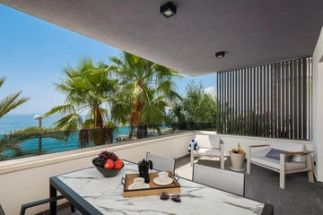 Podstrana Beachfront Apartment for 4 Guests