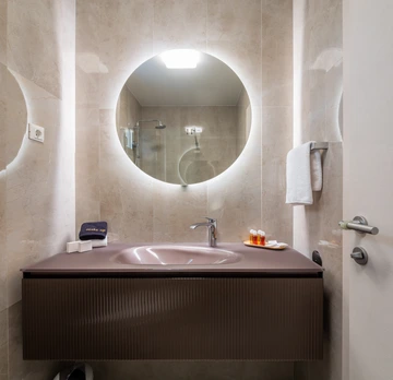 Podstrana Beachfront Apartment for 4 Guests