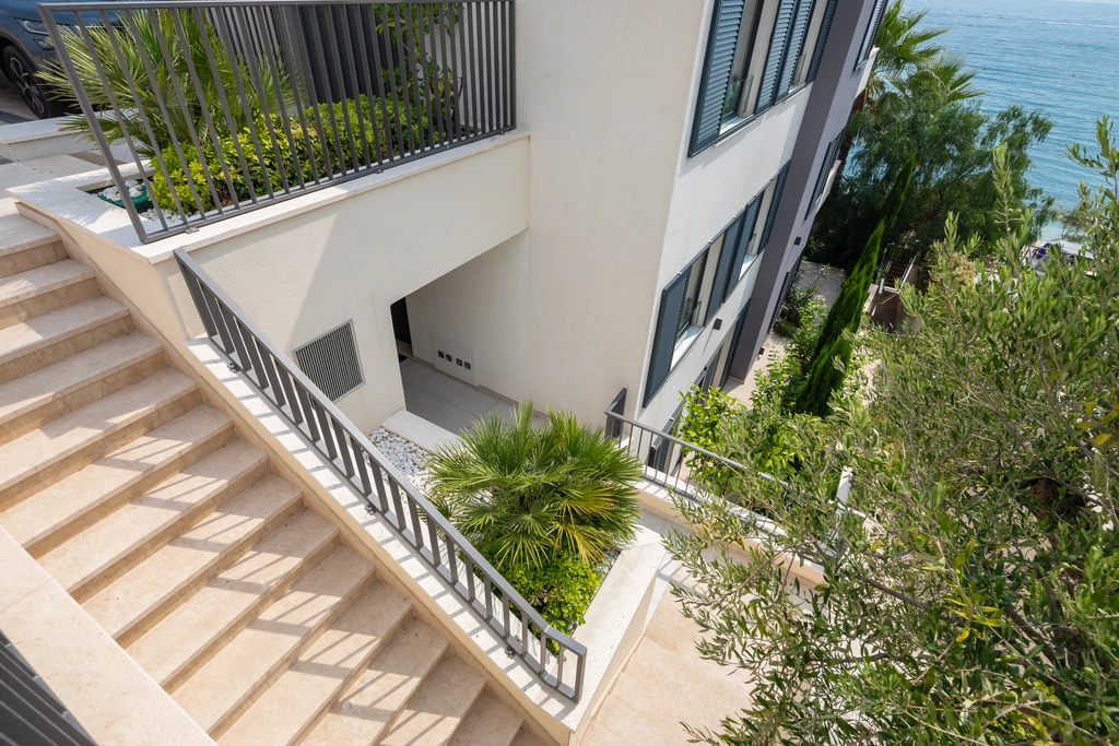 Podstrana Beachfront Apartment for 4 Guests