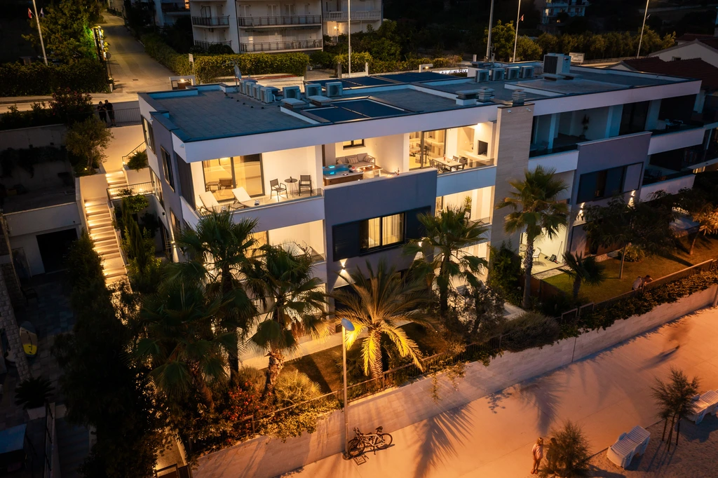 Podstrana Beachfront Apartment for 4 Guests