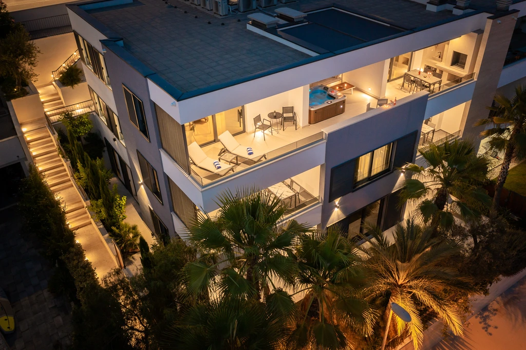 Podstrana Beachfront Apartment for 4 Guests