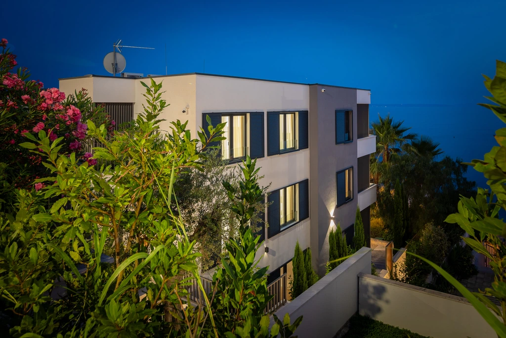 Podstrana Beachfront Apartment for 4 Guests