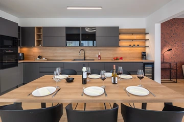 Podstrana Beachfront Apartment for 4 Guests