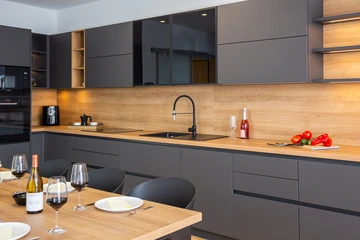 Podstrana Beachfront Apartment for 4 Guests