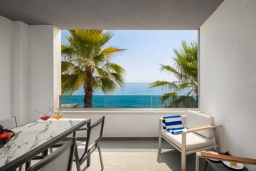 Podstrana Beachfront Apartment for 4 Guests