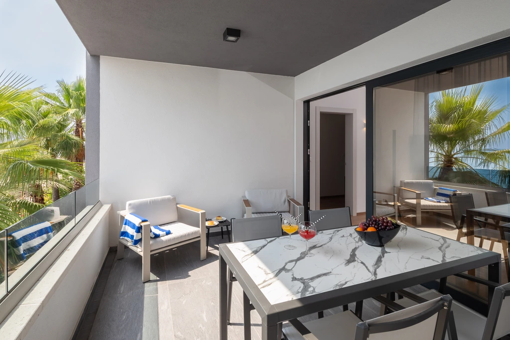Podstrana Beachfront Apartment for 4 Guests