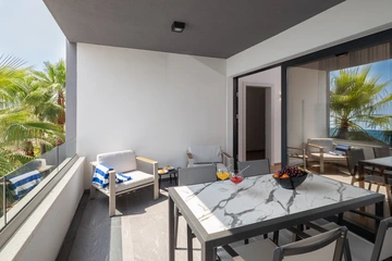 Podstrana Beachfront Apartment for 4 Guests