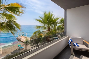 Podstrana Beachfront Apartment for 4 Guests