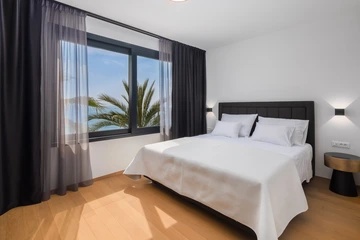 Podstrana Beachfront Apartment for 4 Guests