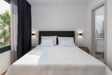 Podstrana Beachfront Apartment for 4 Guests