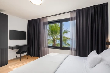 Podstrana Beachfront Apartment for 4 Guests