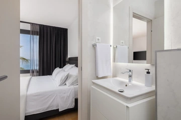 Podstrana Beachfront Apartment for 4 Guests