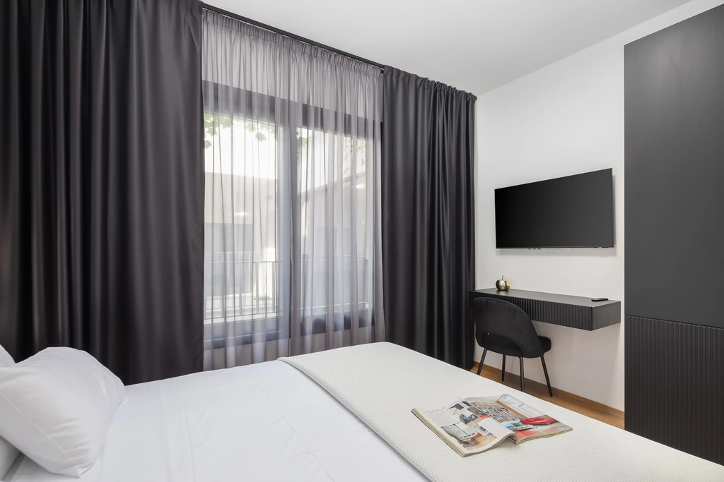 Podstrana Beachfront Apartment for 4 Guests