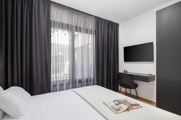 Podstrana Beachfront Apartment for 4 Guests