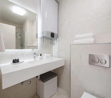 Podstrana Beachfront Apartment for 4 Guests