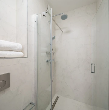 Podstrana Beachfront Apartment for 4 Guests