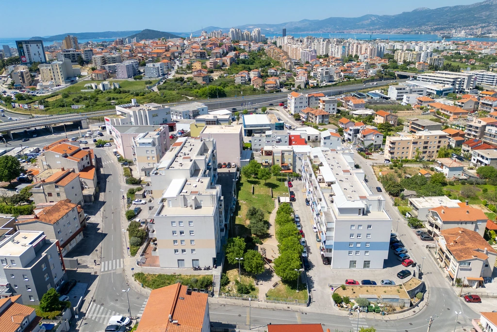 Split 4-Bedroom Penthouse with Private Balcony