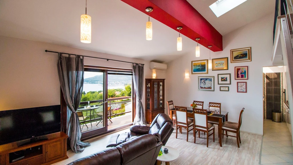 Seaview Villa with Private Pool in Okrug Gornji
