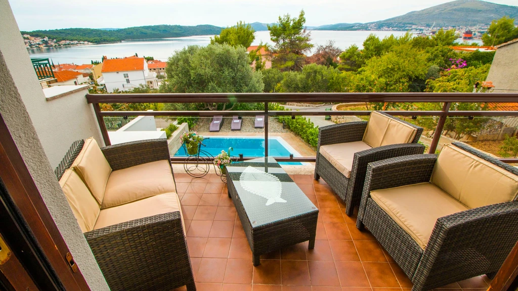 Seaview Villa with Private Pool in Okrug Gornji