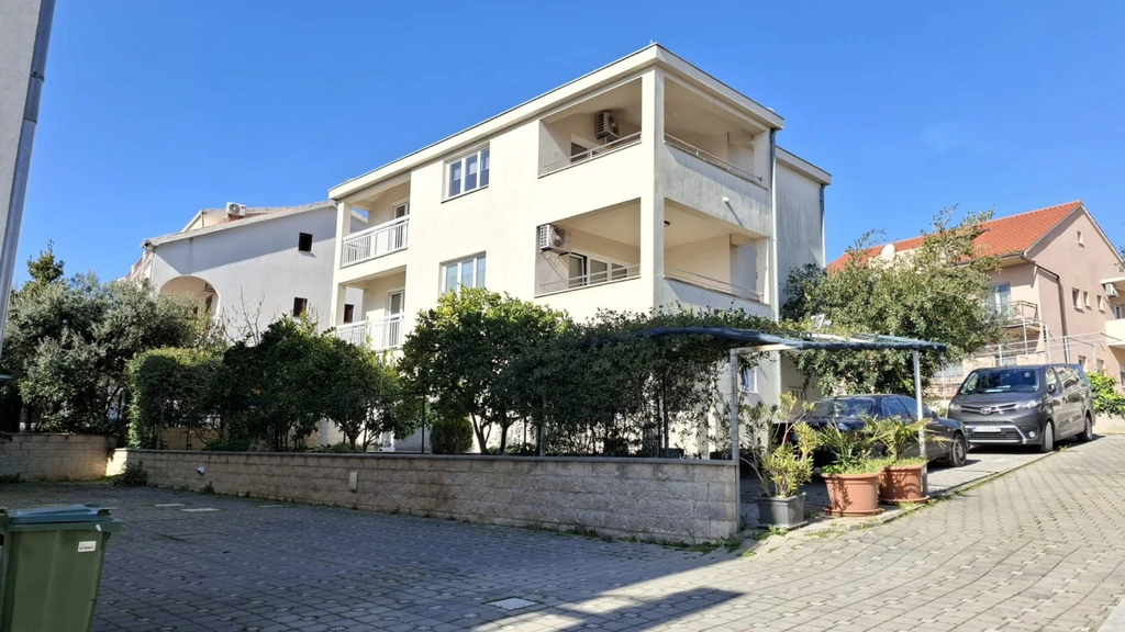 Seaview Apartment with Balcony in Okrug Gornji