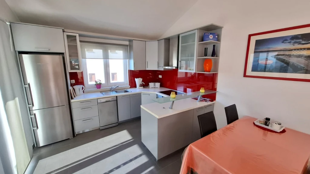 Seaview Apartment with Balcony in Okrug Gornji