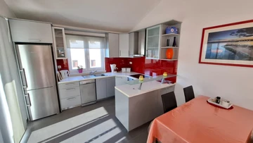 Seaview Apartment with Balcony in Okrug Gornji