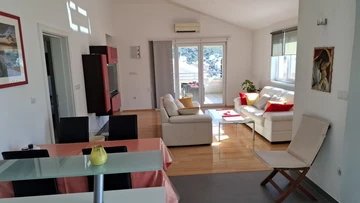 Seaview Apartment with Balcony in Okrug Gornji