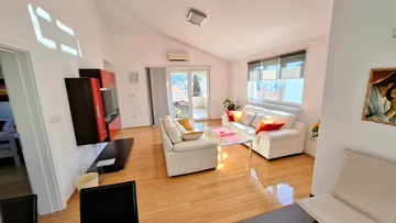 Seaview Apartment with Balcony in Okrug Gornji