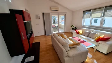 Seaview Apartment with Balcony in Okrug Gornji