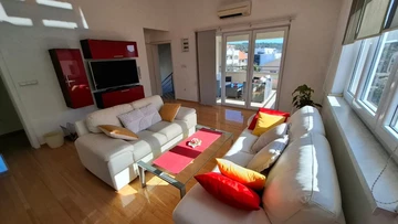 Seaview Apartment with Balcony in Okrug Gornji