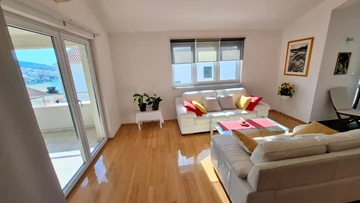 Seaview Apartment with Balcony in Okrug Gornji