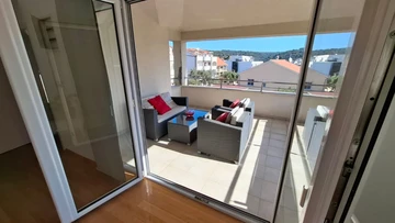 Seaview Apartment with Balcony in Okrug Gornji