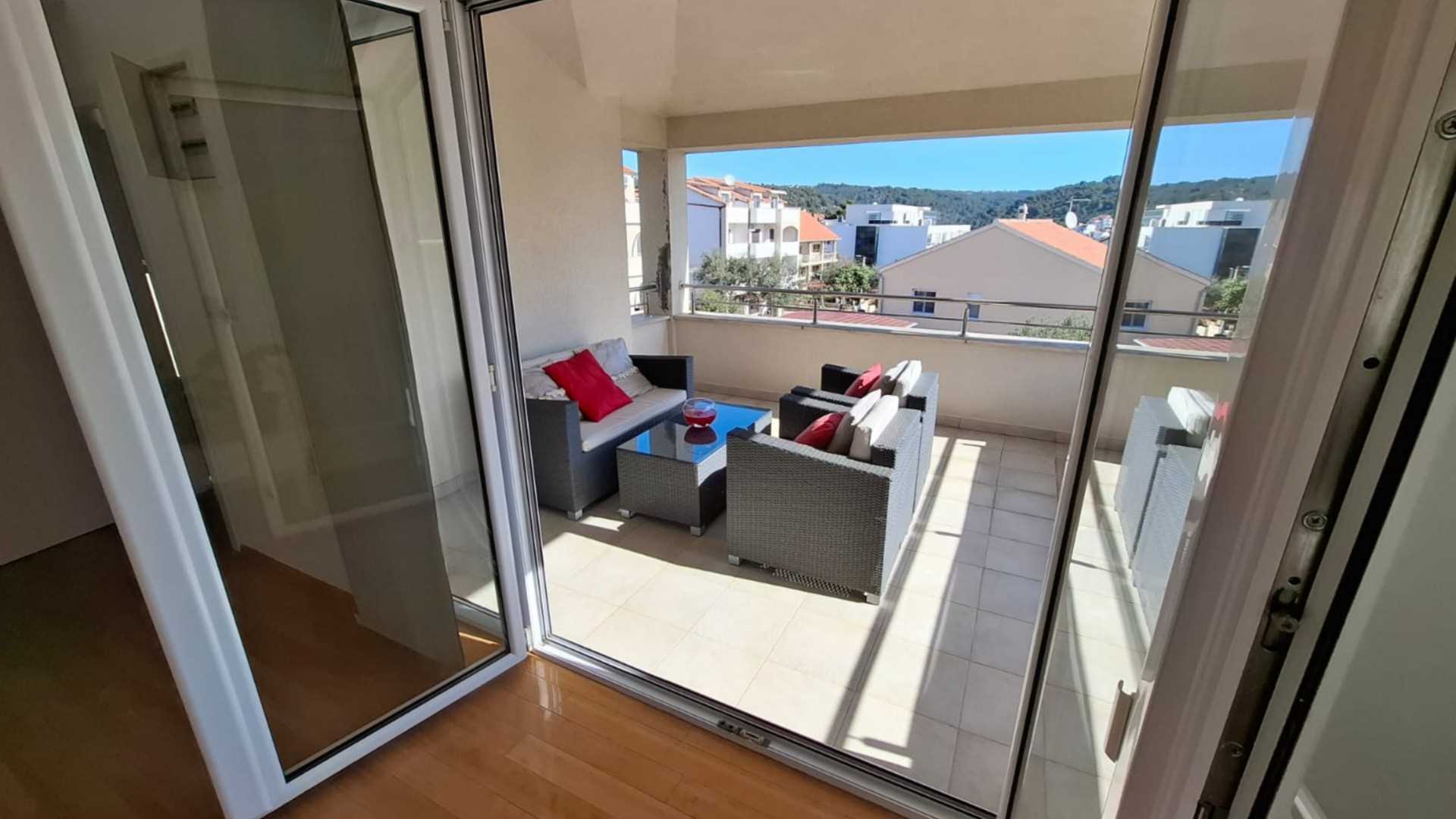 Apartment More in Okrug Gornji