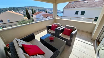 Seaview Apartment with Balcony in Okrug Gornji