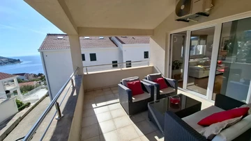 Seaview Apartment with Balcony in Okrug Gornji