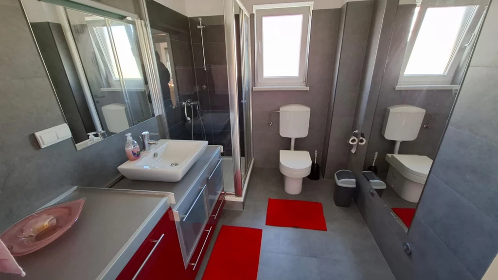Seaview Apartment with Balcony in Okrug Gornji
