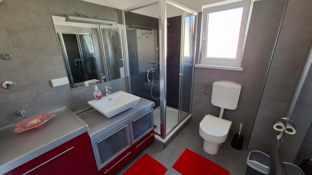 Seaview Apartment with Balcony in Okrug Gornji