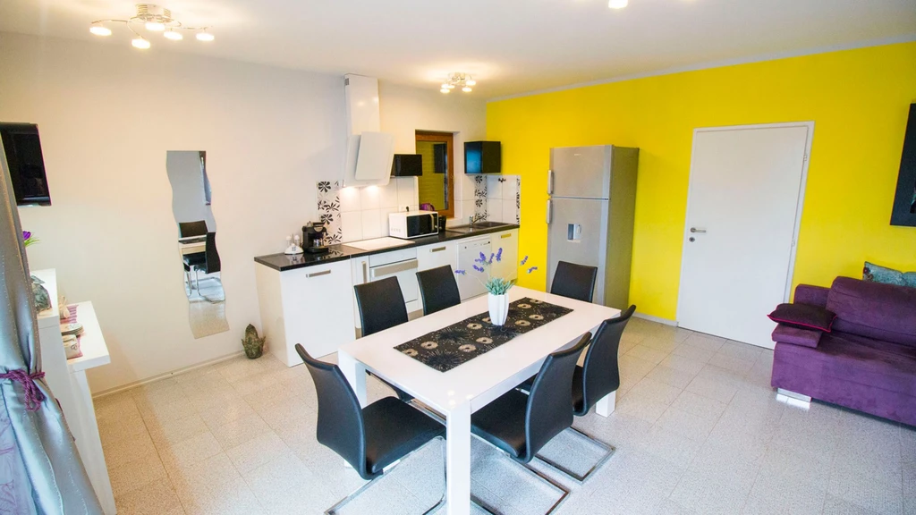 2-Bedroom Apartment in Okrug Gornji for 6 Guests