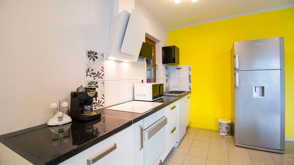 2-Bedroom Apartment in Okrug Gornji for 6 Guests
