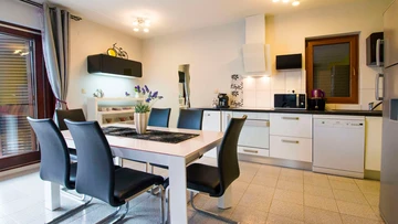 2-Bedroom Apartment in Okrug Gornji for 6 Guests