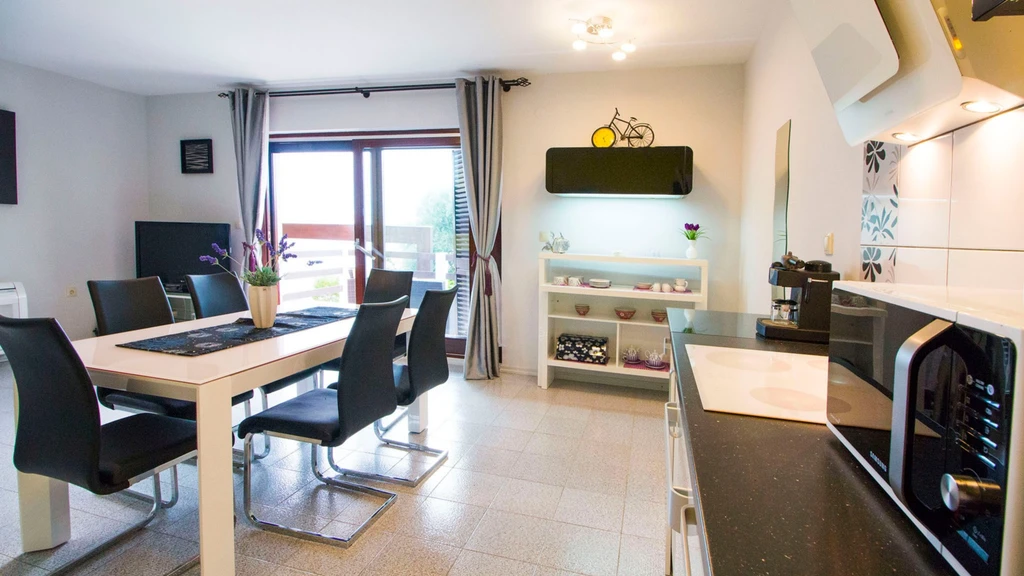 2-Bedroom Apartment in Okrug Gornji for 6 Guests