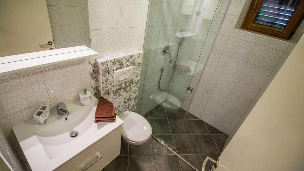 2-Bedroom Apartment in Okrug Gornji for 6 Guests