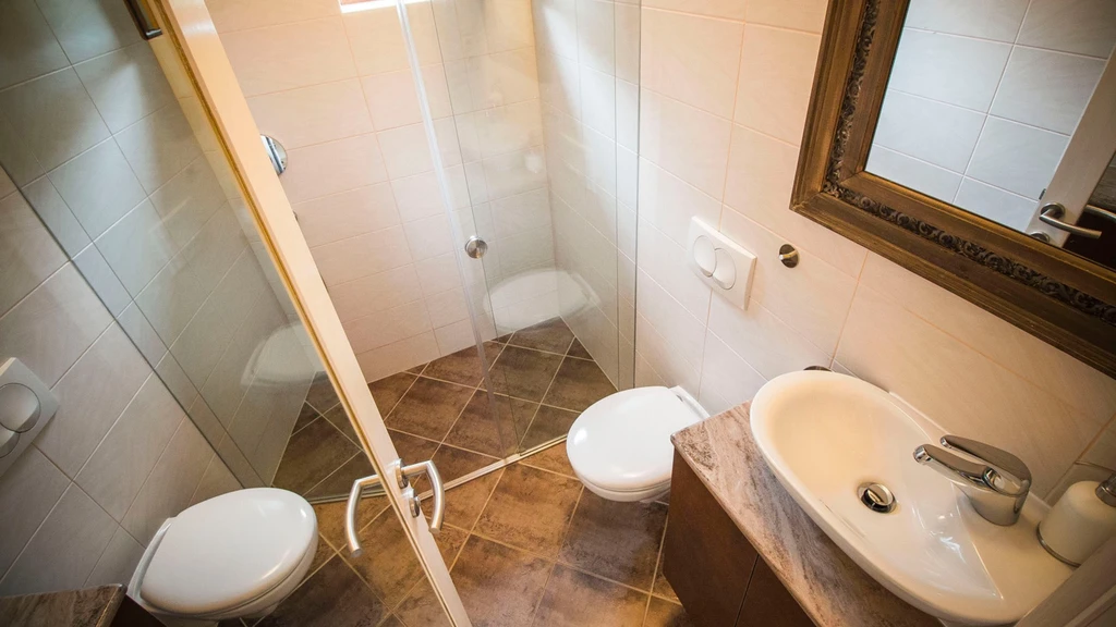 2-Bedroom Apartment in Okrug Gornji for 6 Guests