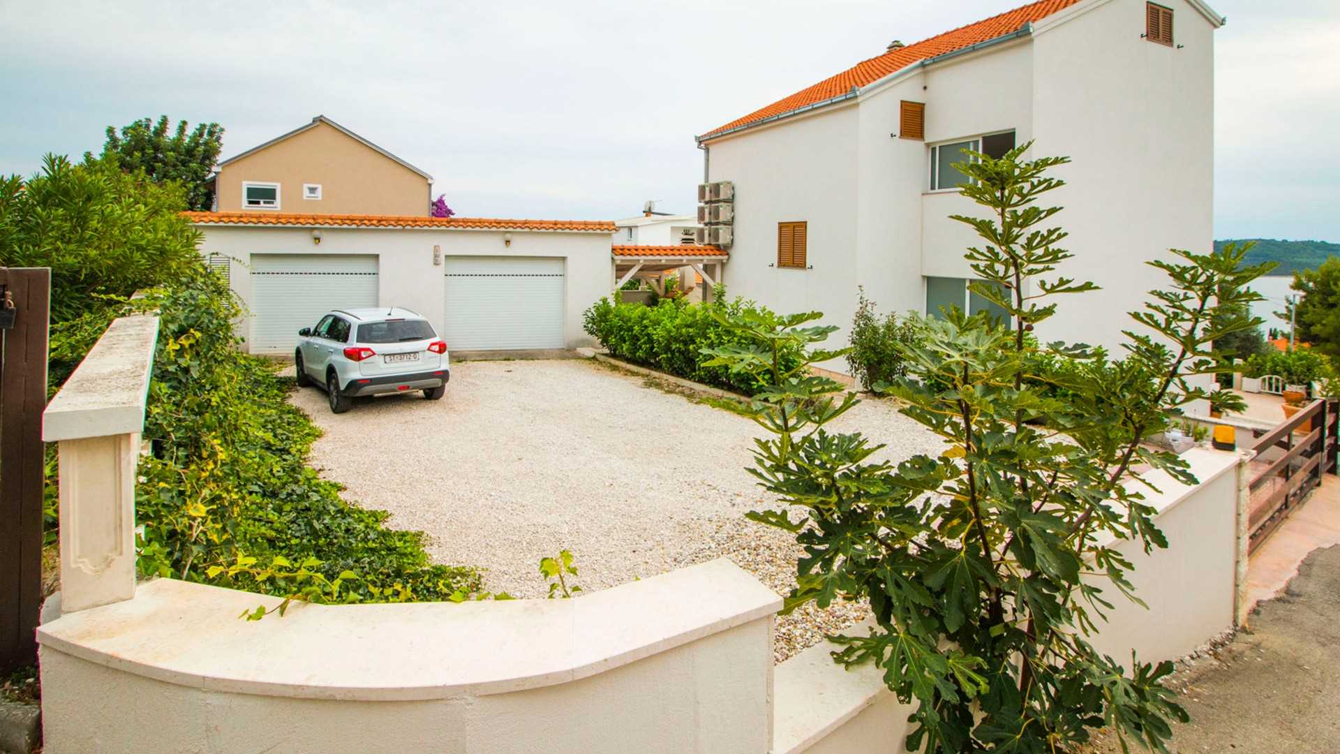 Modern Apartment Nia 1 with terrace and pool