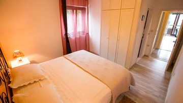 2-Bedroom Apartment in Okrug Gornji for 6 Guests