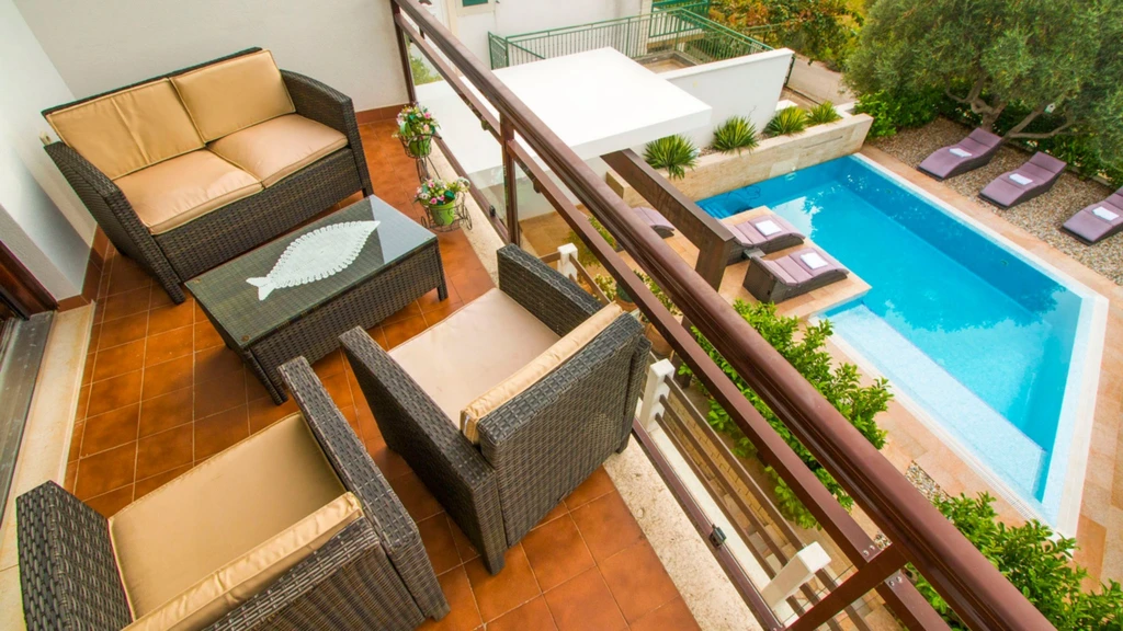 2-Bedroom Apartment in Okrug Gornji with Sea View