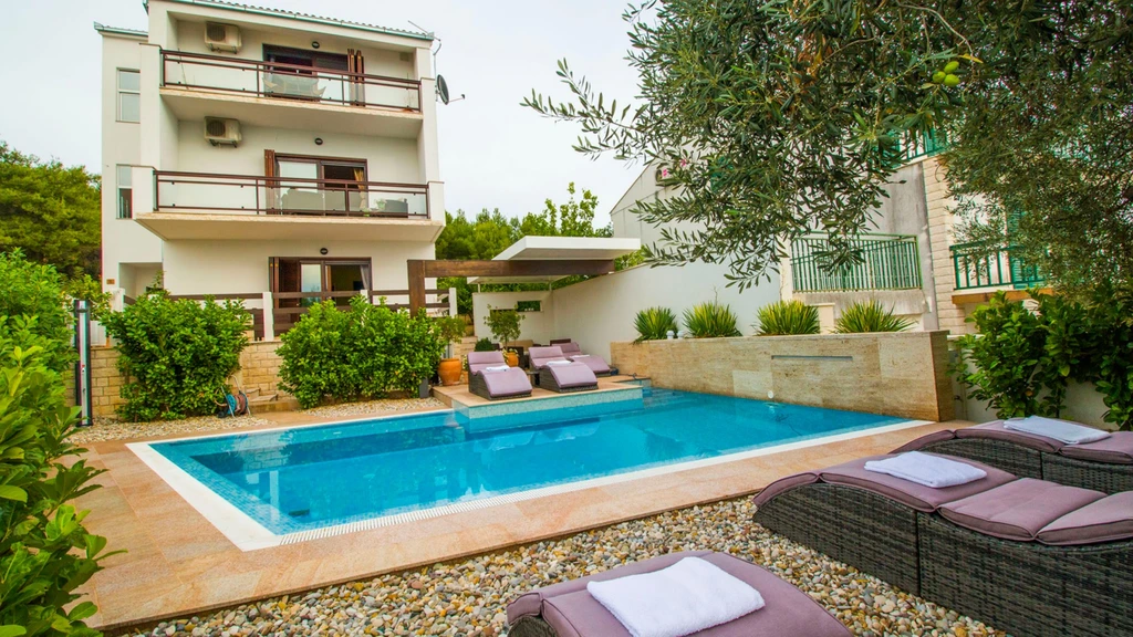 2-Bedroom Apartment in Okrug Gornji with Sea View